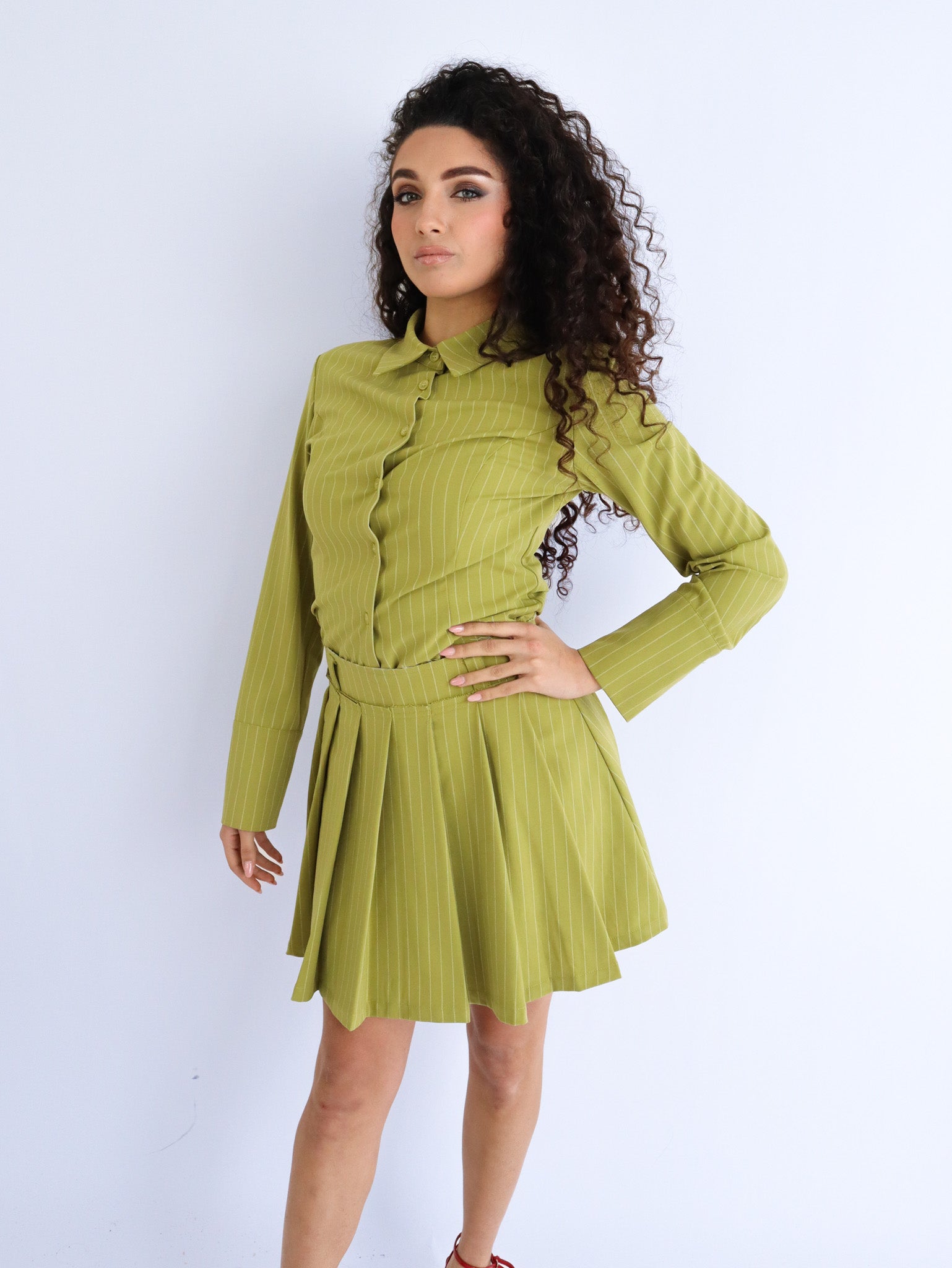 Coordinato a righe verde con gonna plissé